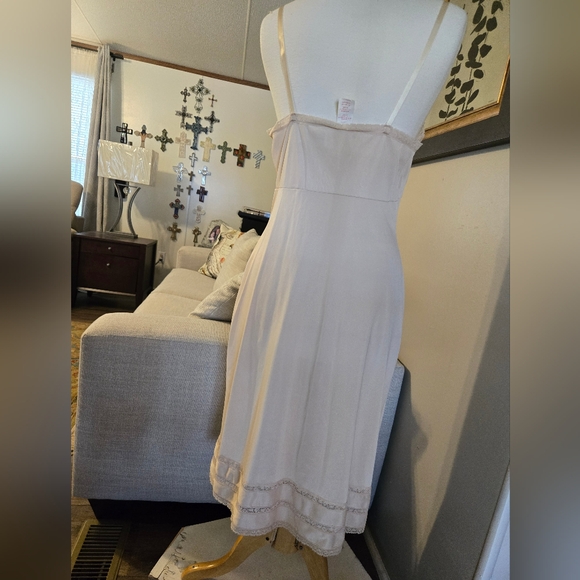 JC Penny. Slip. 298 - Picture 2 of 4